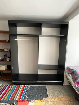 Velká šatní skříň - 2