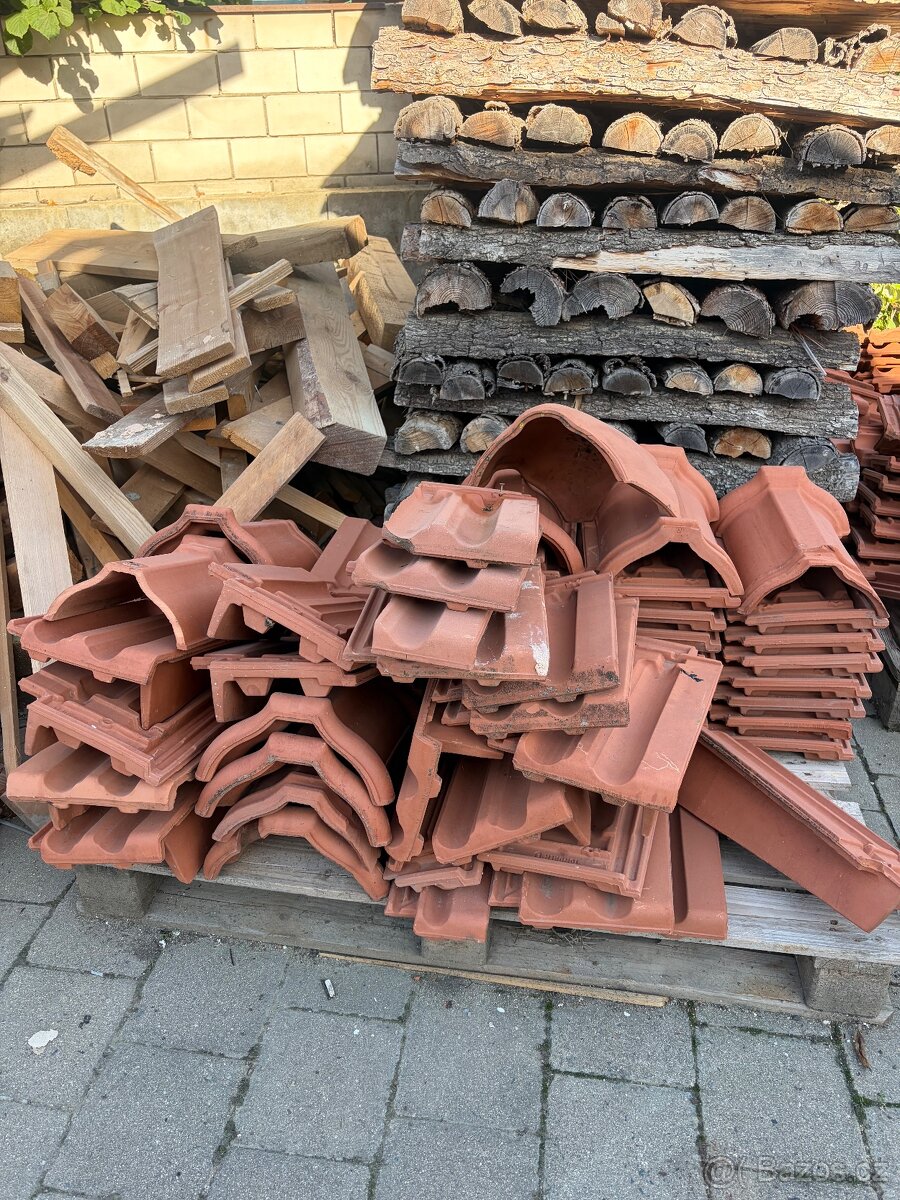 Zbytky střešní krytiny. Tondach - 2