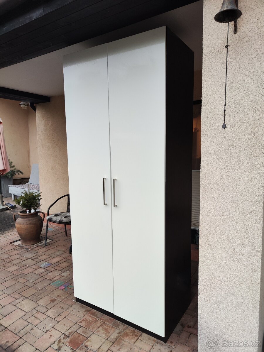 Šatní skříň - dvířka bílý lesk - 2