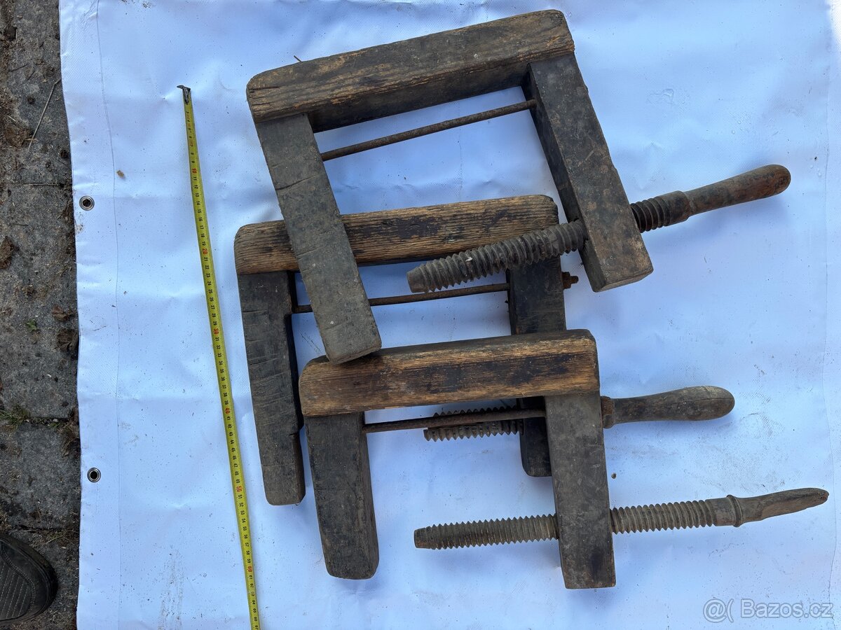 Staré dřevěné truhlářské svorky. - 2