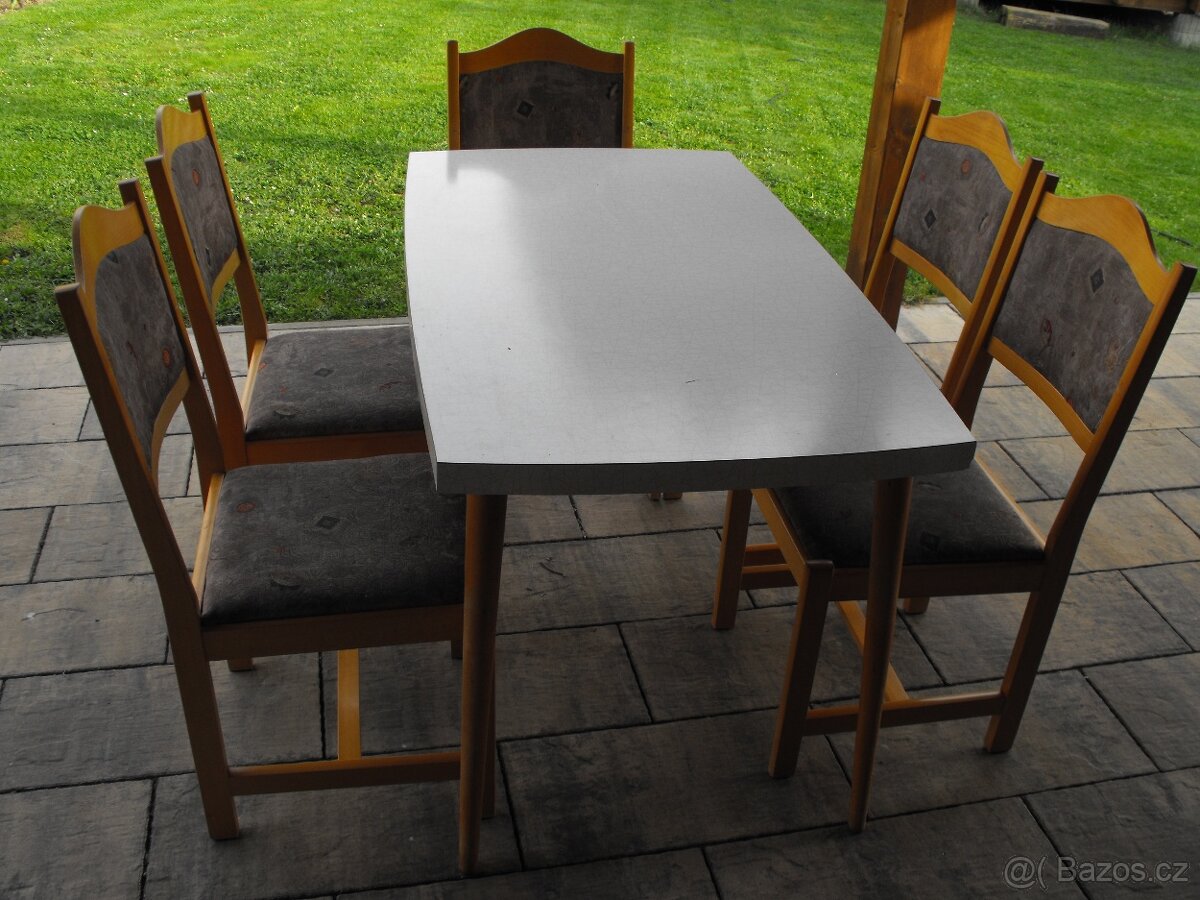 5x čalouněné židle z masivu + jídelní stůl - 2