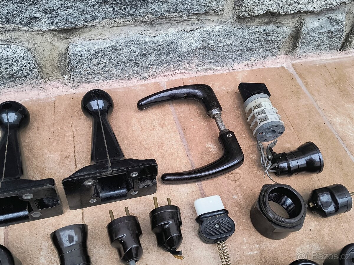 Starožitné bakelitové věci (jističe, kryty, zásuvky...) - 2