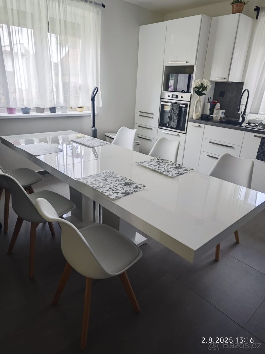 Jídelní stůl 8 židlí - 2