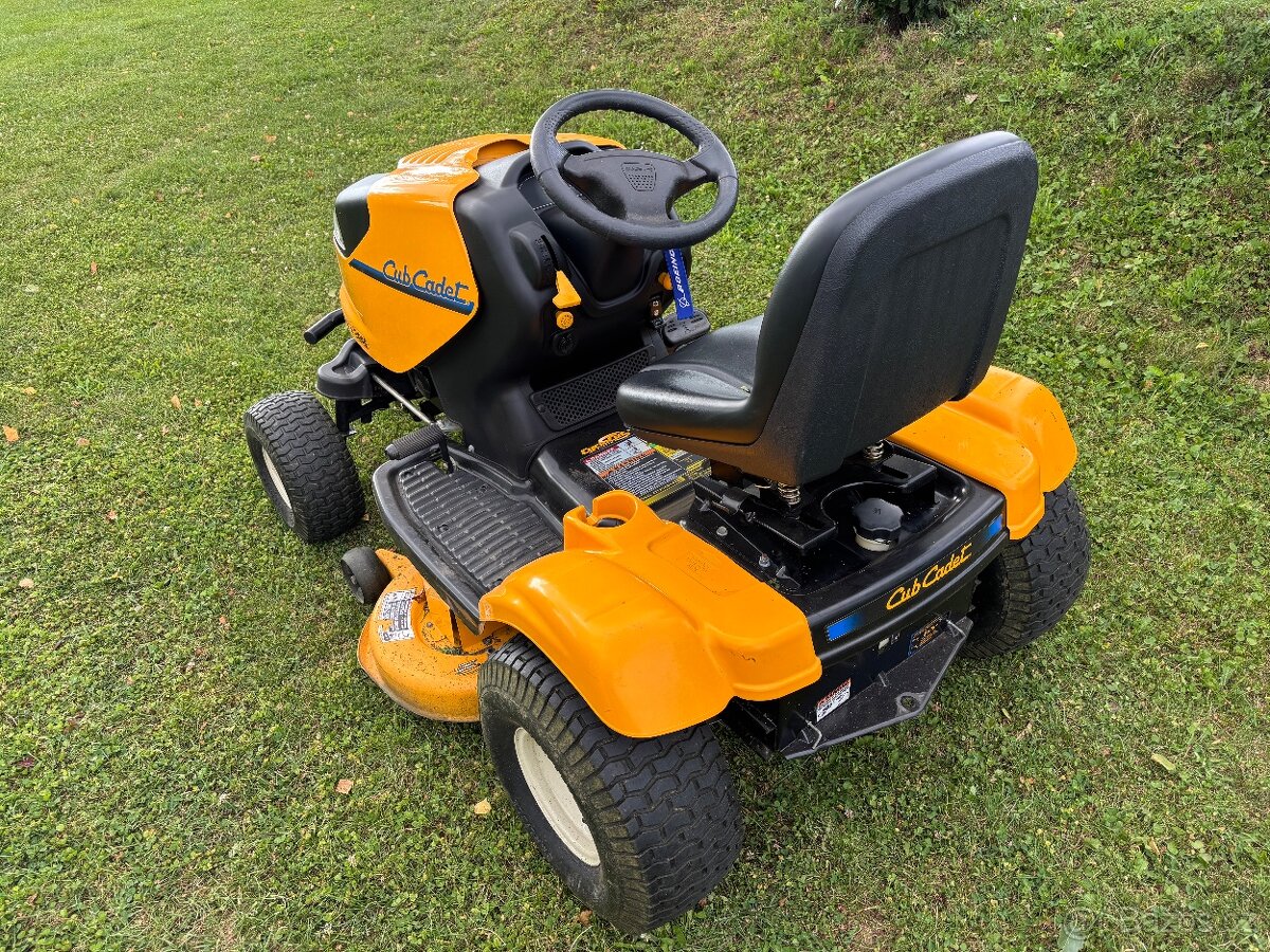 Zahradní traktor Cub Cadet i1046 - 2