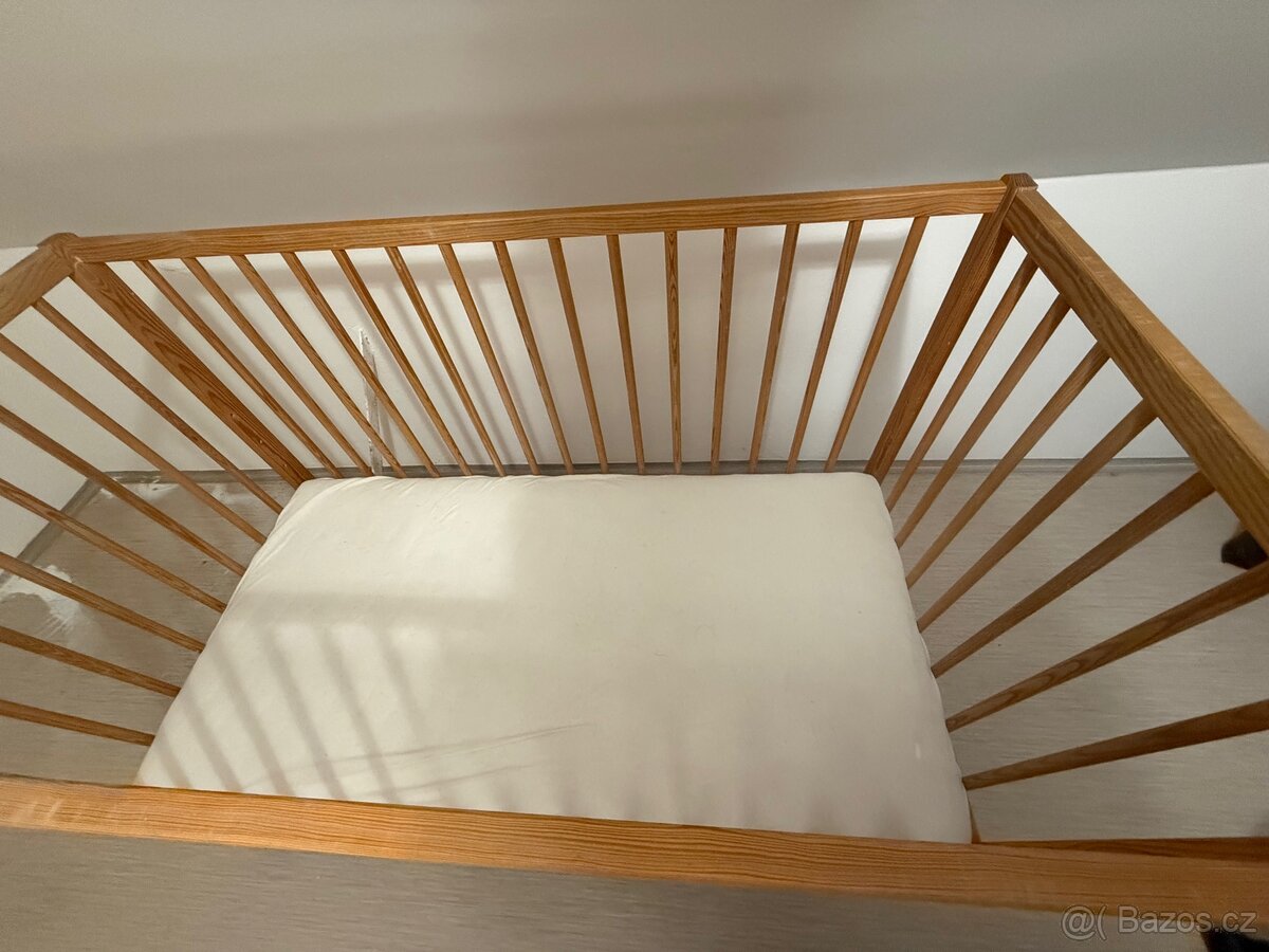 Dětská dřevěná postýlka s matraci - 2