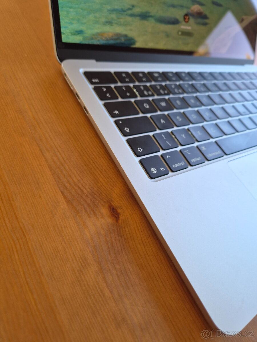MacBook Air M4 (10jádro), 16GB RAM, 512GB SSD - 2
