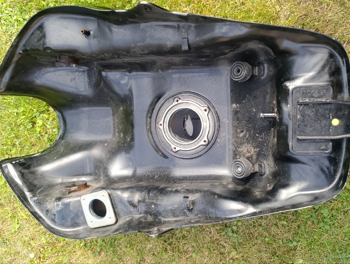 Kawasaki Z 750 koupím nádrž - 2