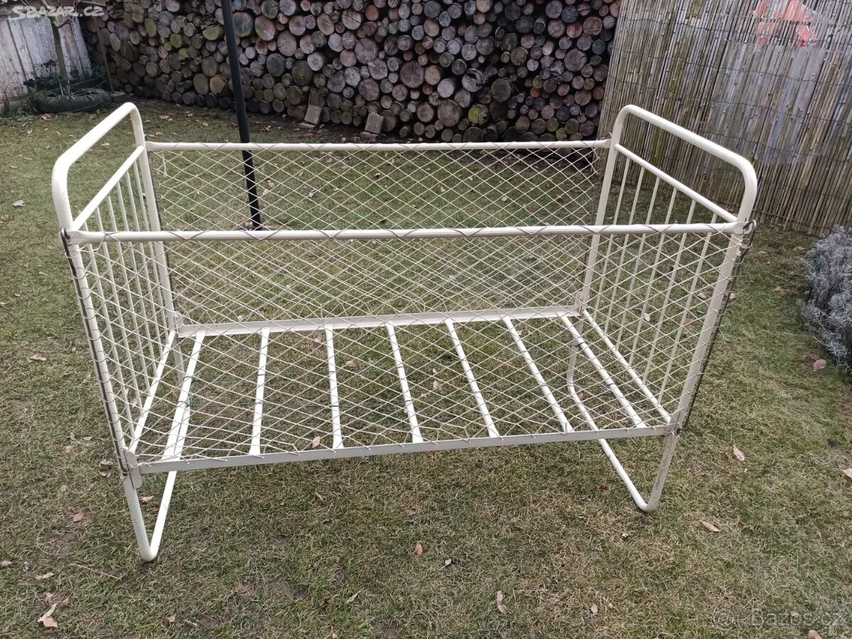 Retro kovová postýlka - 2