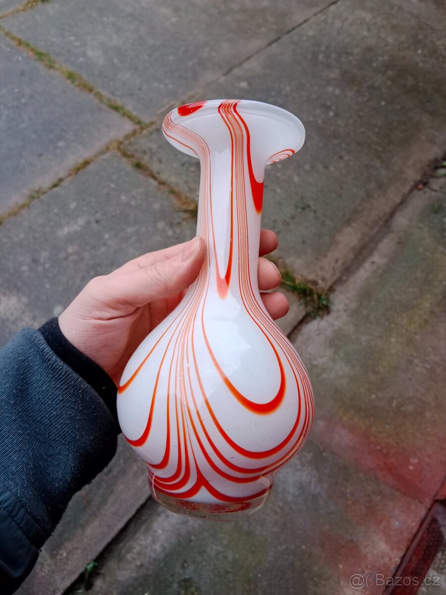 Váza s bílým opálovým a červeným linkovaným dekorem - 2