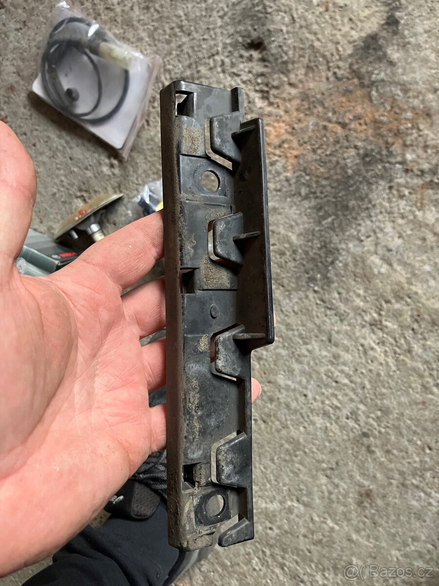 Držák nárazníku BMW E60 / E61 - 2