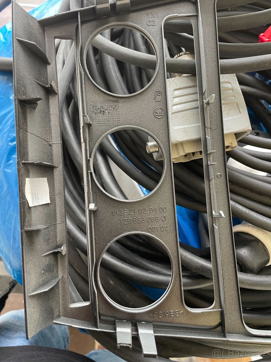 Škoda Octavia II – rámeček kolem rádia / klimatizace - 2