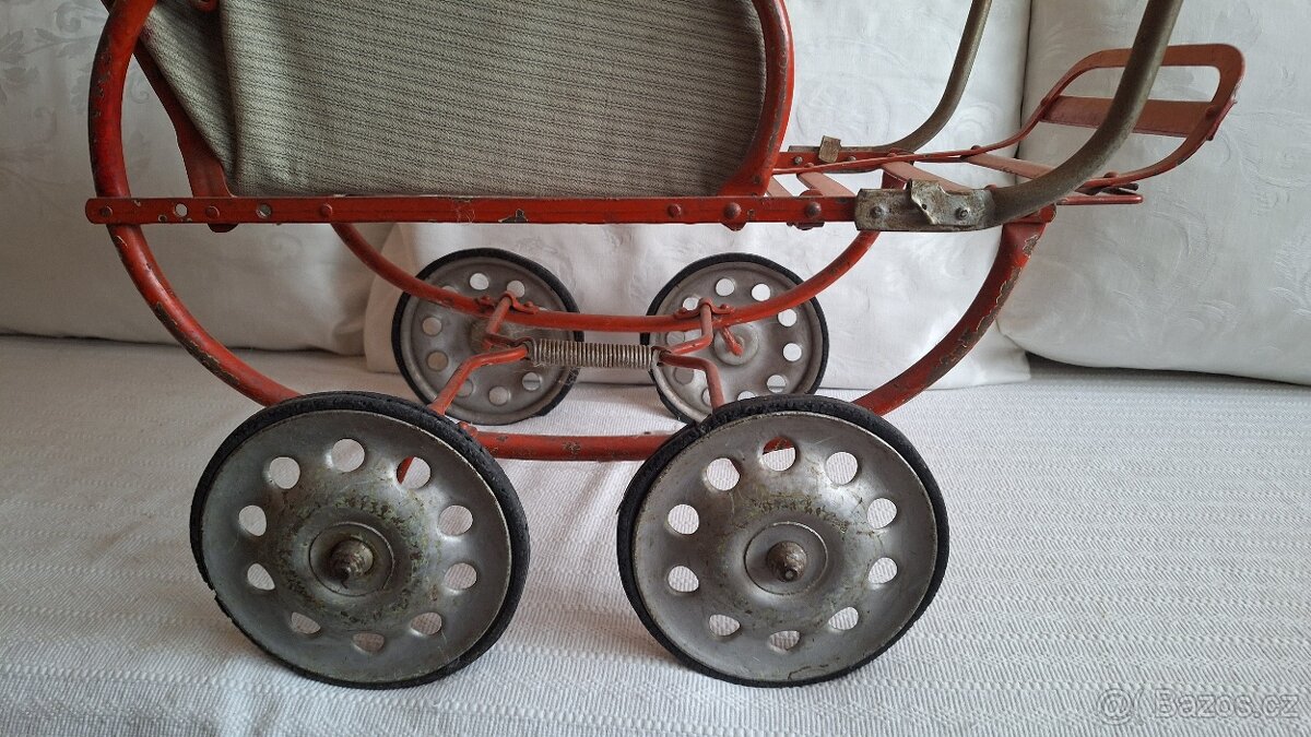 Poválečný kočárek pro panenky - 2