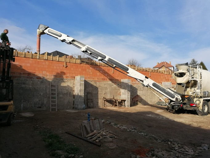 Autodomíchávač s dopravním pásem 18m - 2