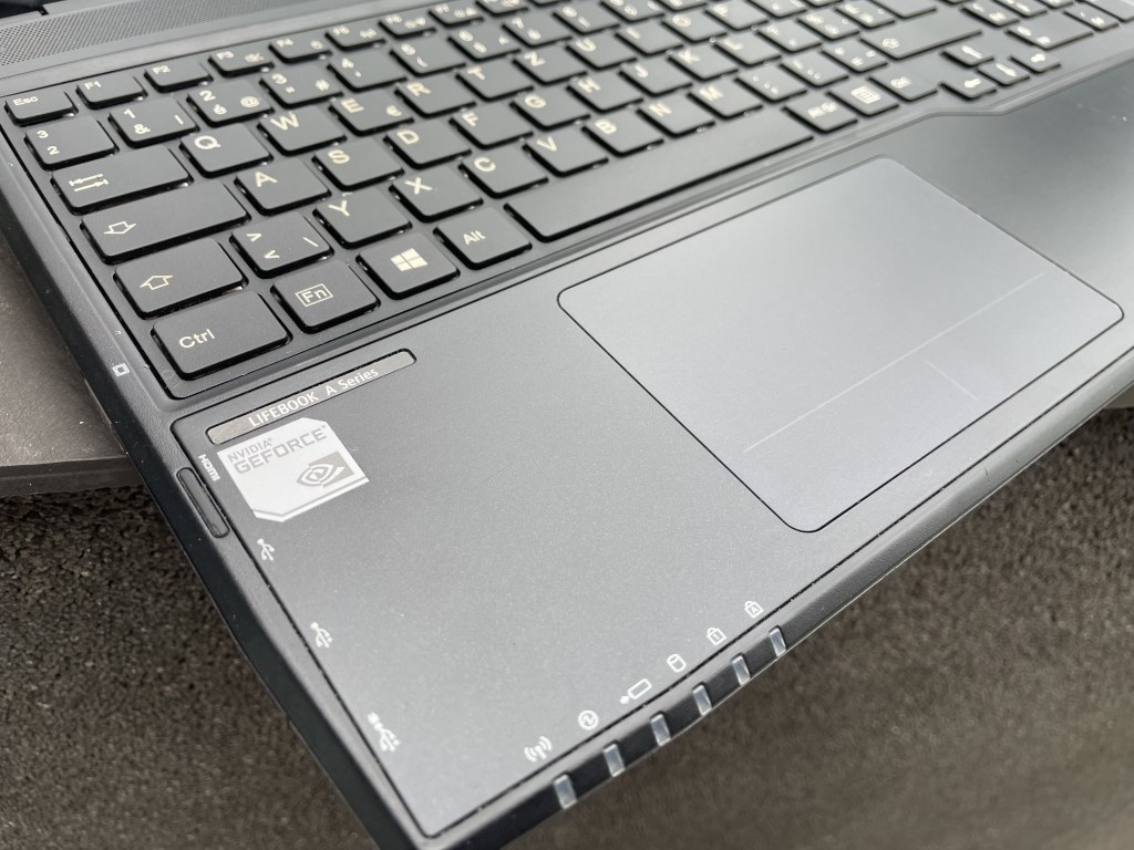 Větší 15.6" notebook na hry s NVIDIA GeForce - 2