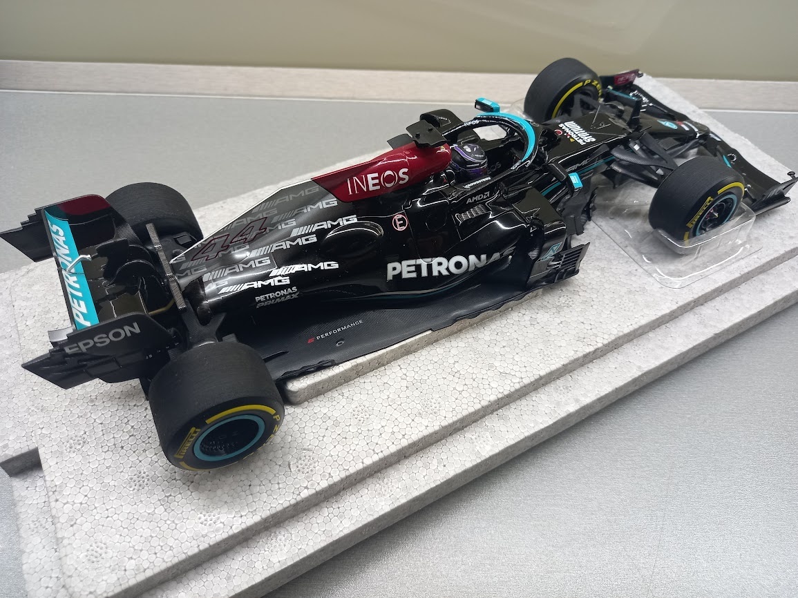 F1 MERCEDES W12 HAMILTON VÍTĚZ BAHRAINU 2021 MINICHAMPS 1:18 - 2