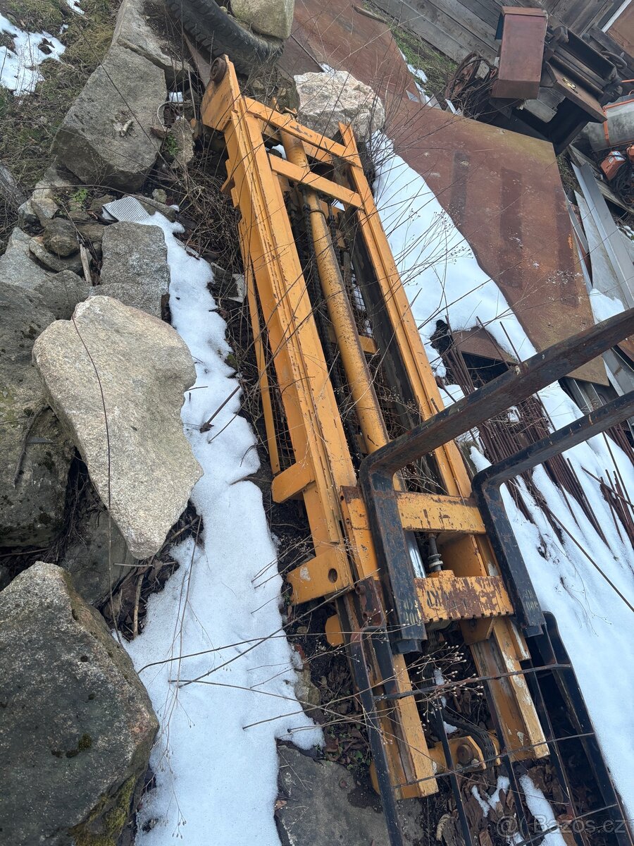 Vysokozdvižný vozík. Sloup na ještěrku nebo traktor + Vidle - 2