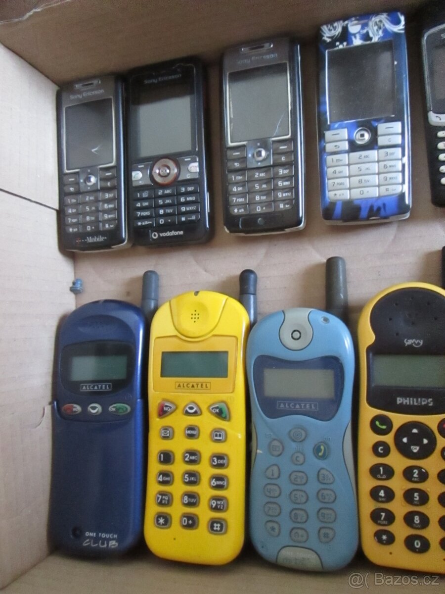 STAR.SBĚR.MOBILY A NABÍJEČKY. - 2