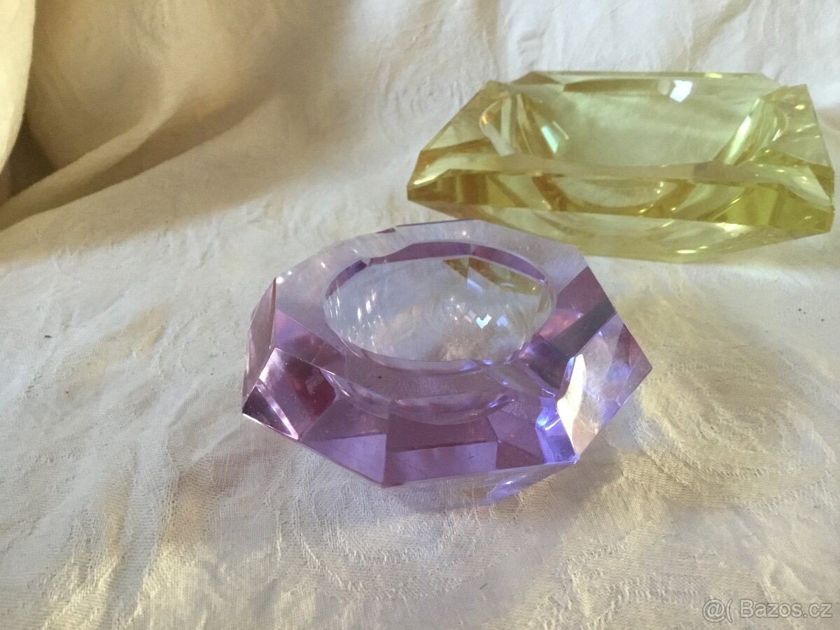 popelnicek v barve alexandrit 1973 - 2