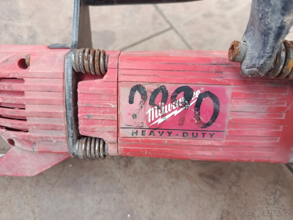 stěnová pila milwaukee - 2