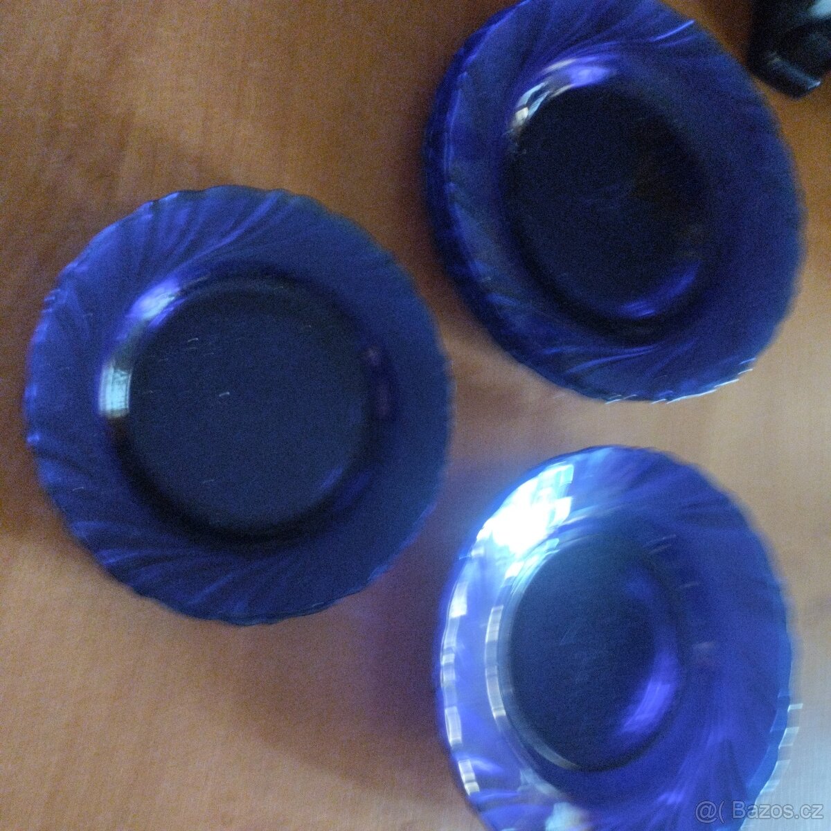modré talíře sklo - 2