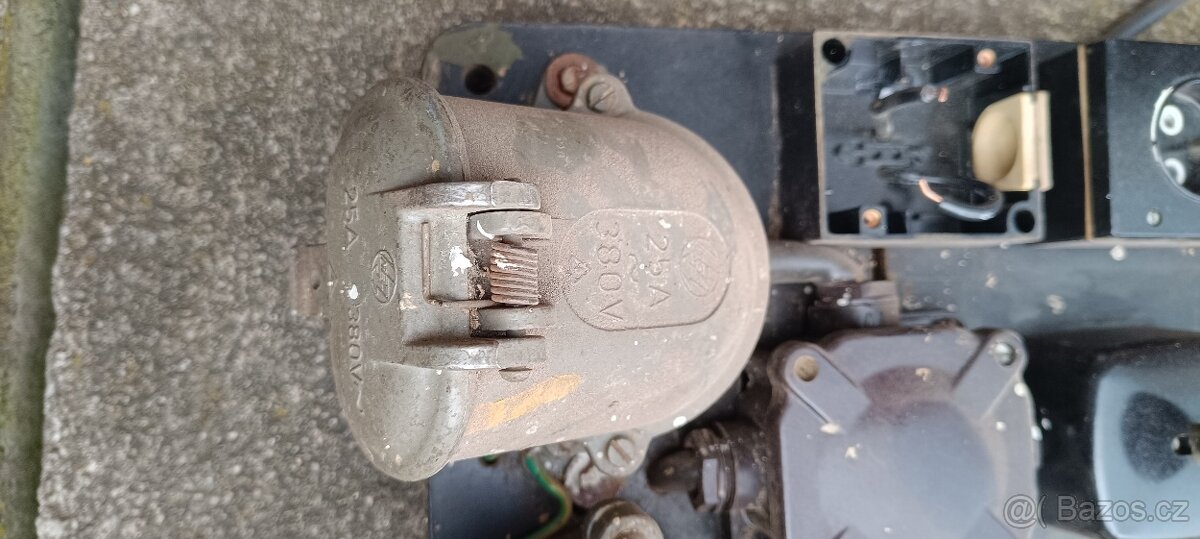 RETRO NÁSTĚNNÝ ROZVADĚČ - 2