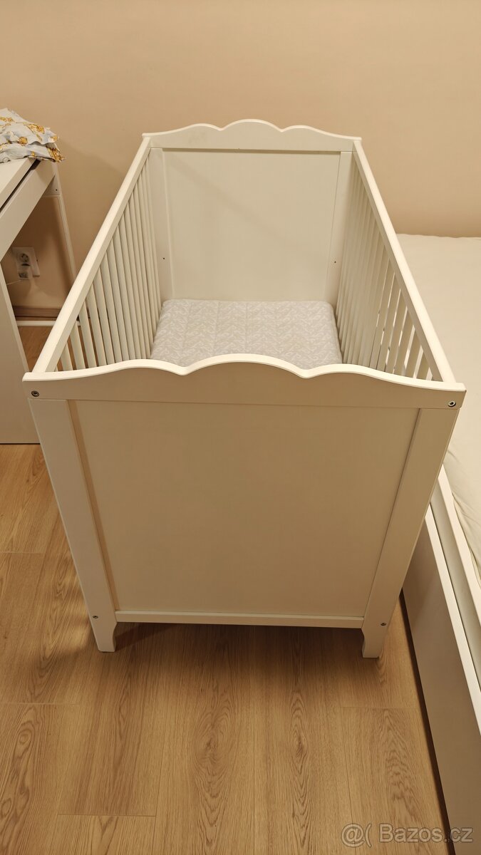 Bílá dřevěná dětská postýlka - 2