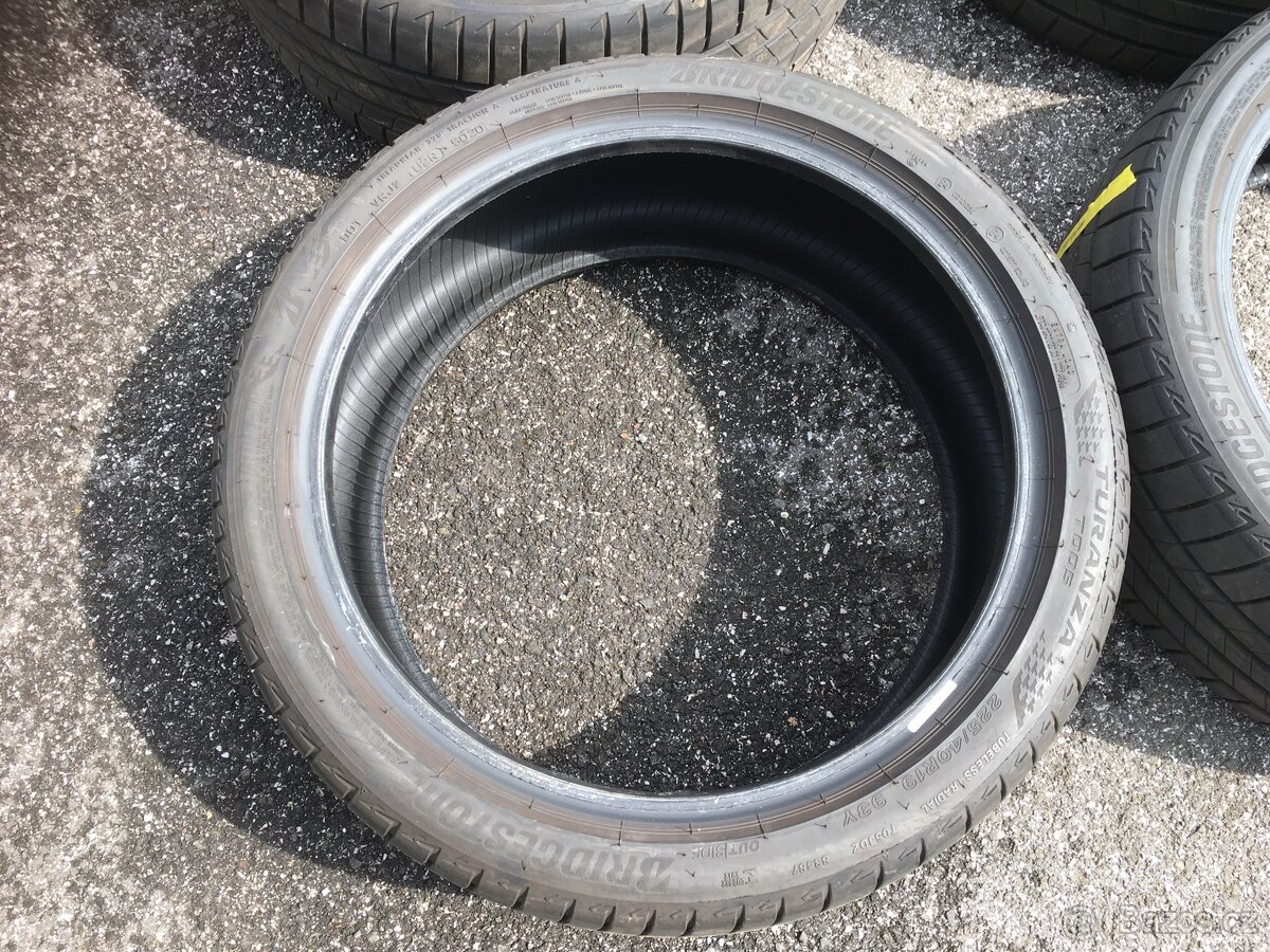 Letní pneu Bridgestone 225/40/19 - dot 2020 - 2