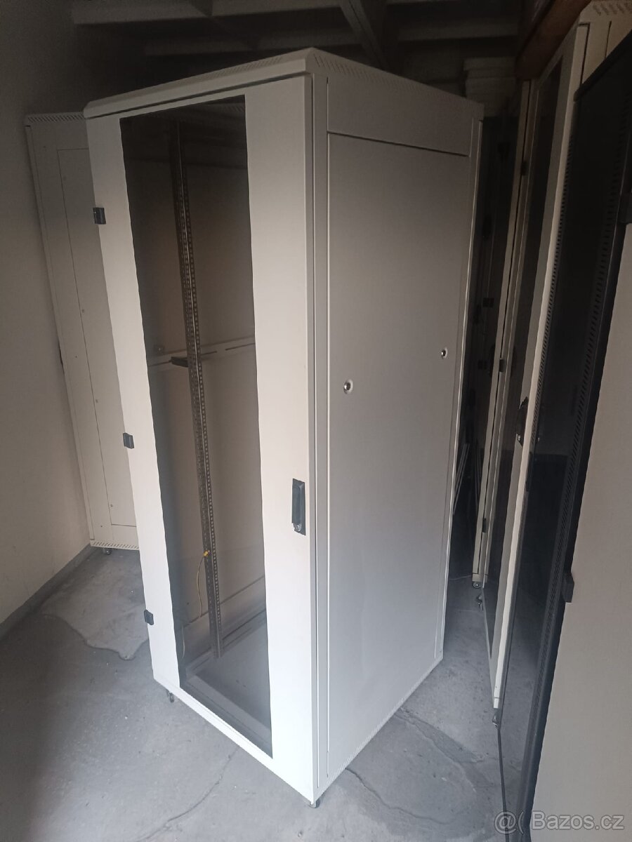 serverová skříň, rack, datový rozvaděč - 2