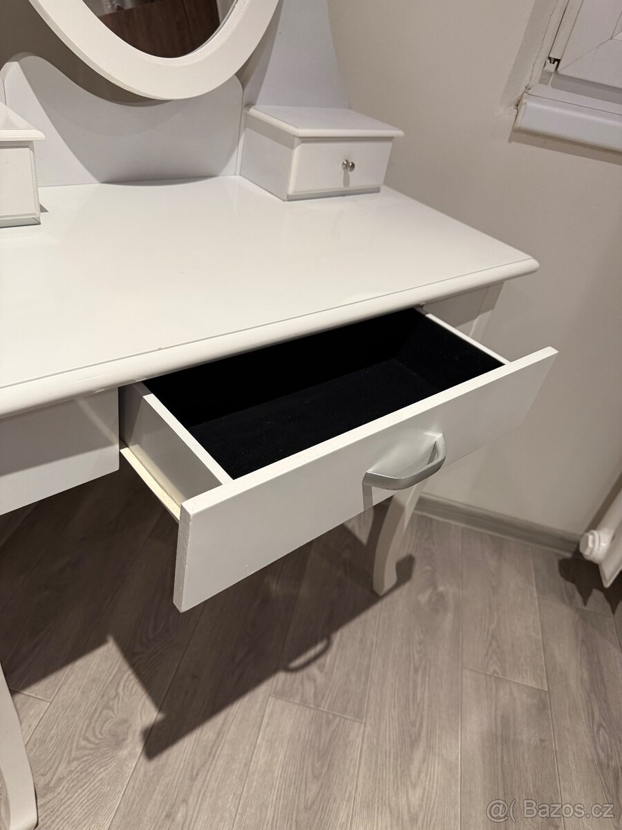 Toaletní stolek se zrcadlem - 2
