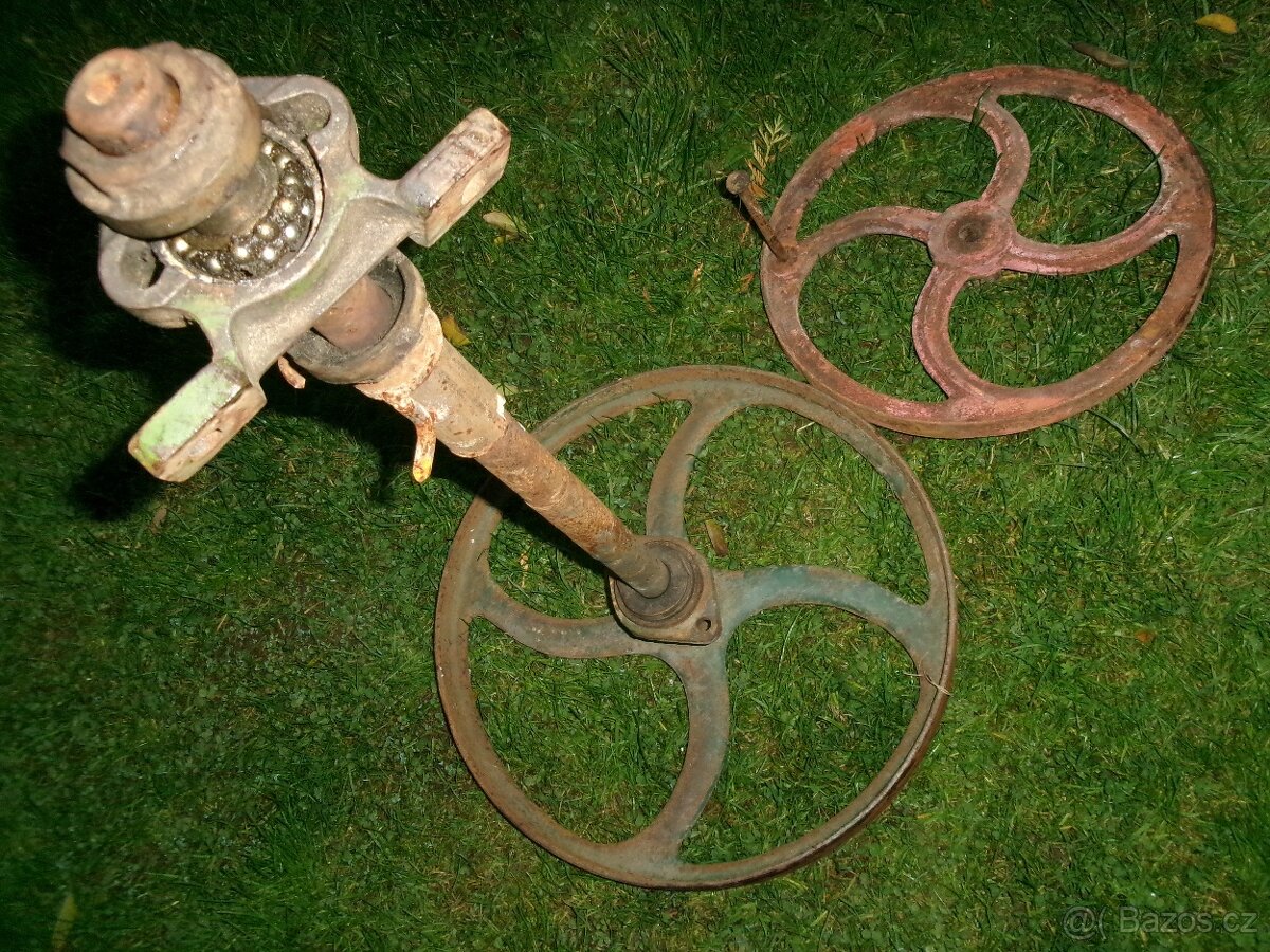 prodám starou součást transmise na plochý řemen. Průměr kola - 2