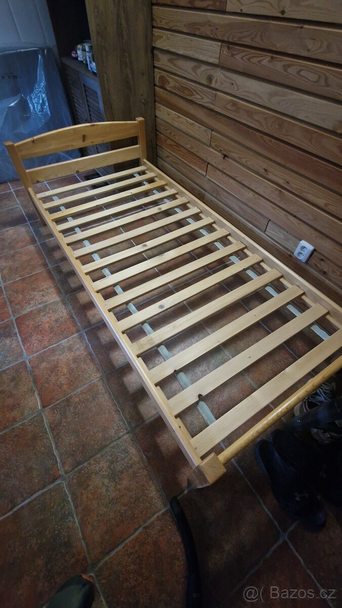 Dřevěná postel s matrací - 2