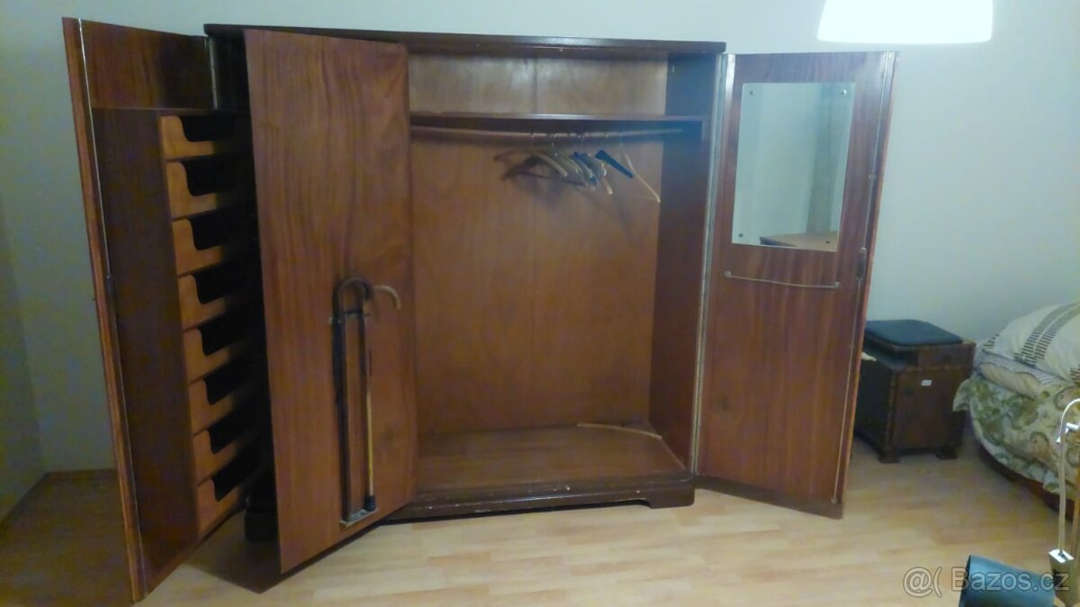 Skříně, stůl a kredenc - 2
