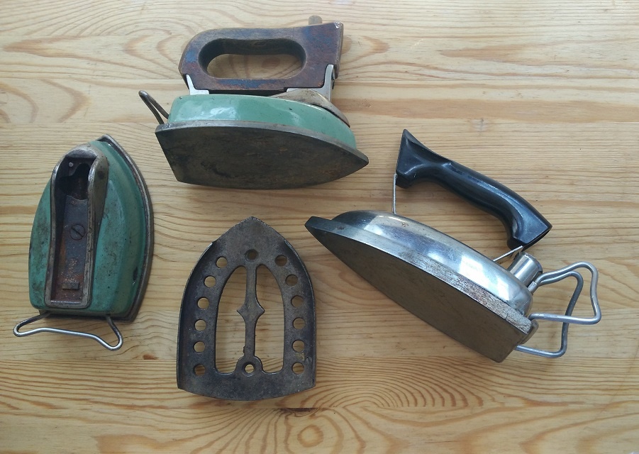 3x žehličky starožitné, retro, stará žehlička, antik stojan - 2