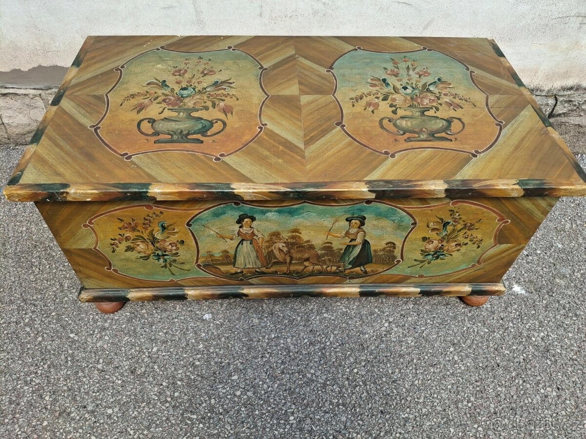 STAROŽITNÁ KRÁSNĚ MALOVANÁ TRUHLA PO RENOVACI - 2