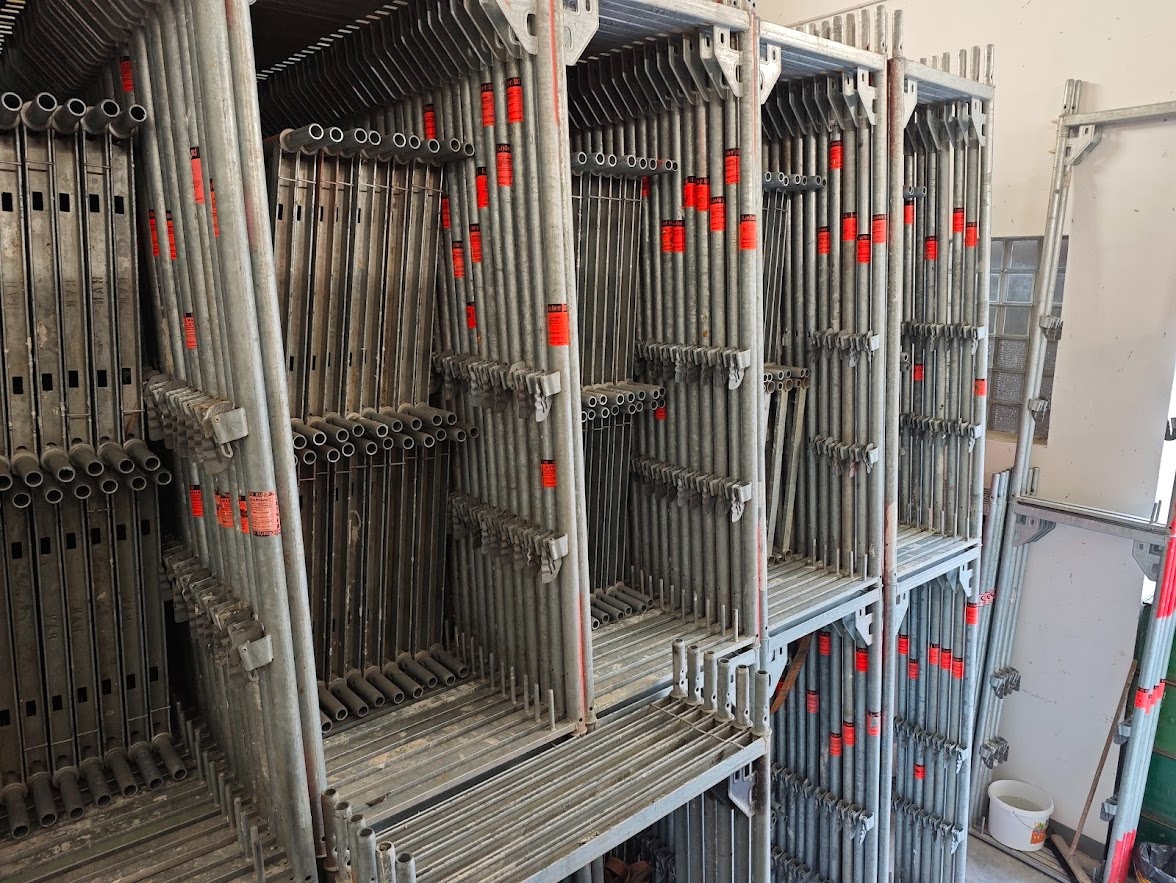 Lešení originál Layher Blitz 73 - zánovní stav - 2