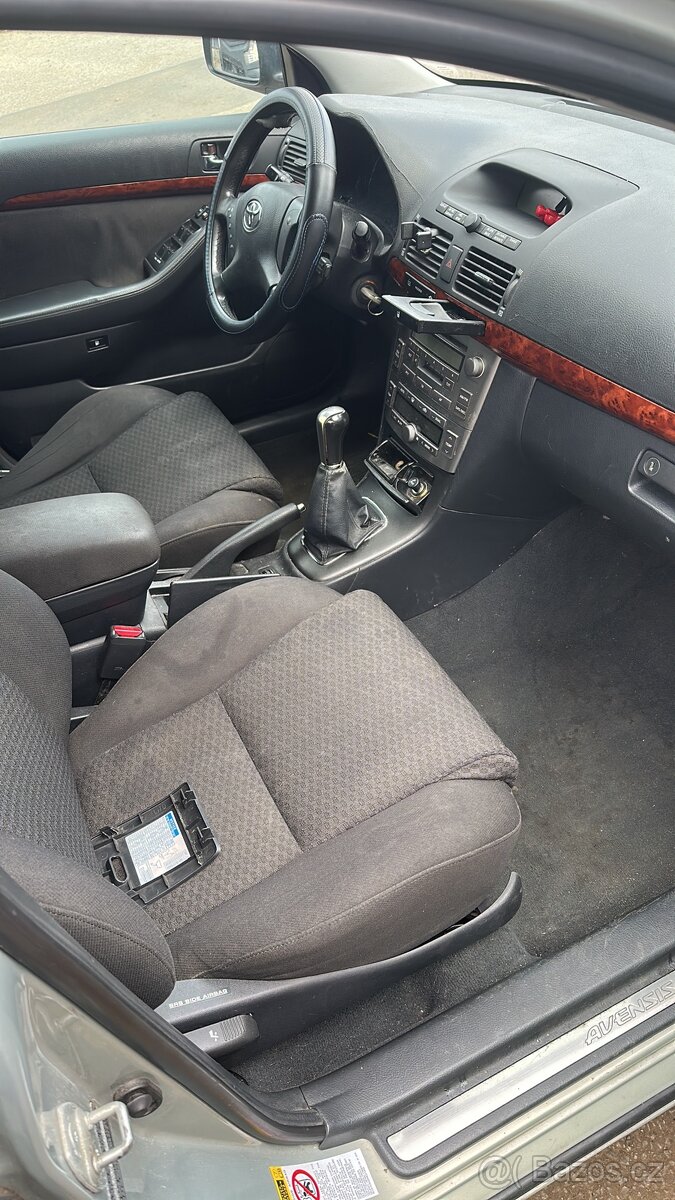Rozprodám na díly Toyota Avensis - 2