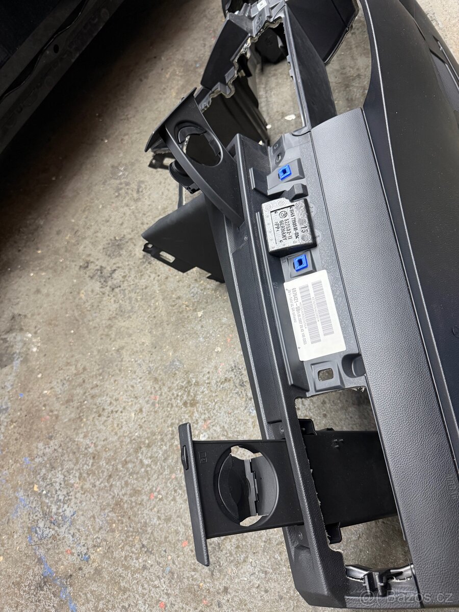 Bmw e60 e61 palubka s napojaky. - 2