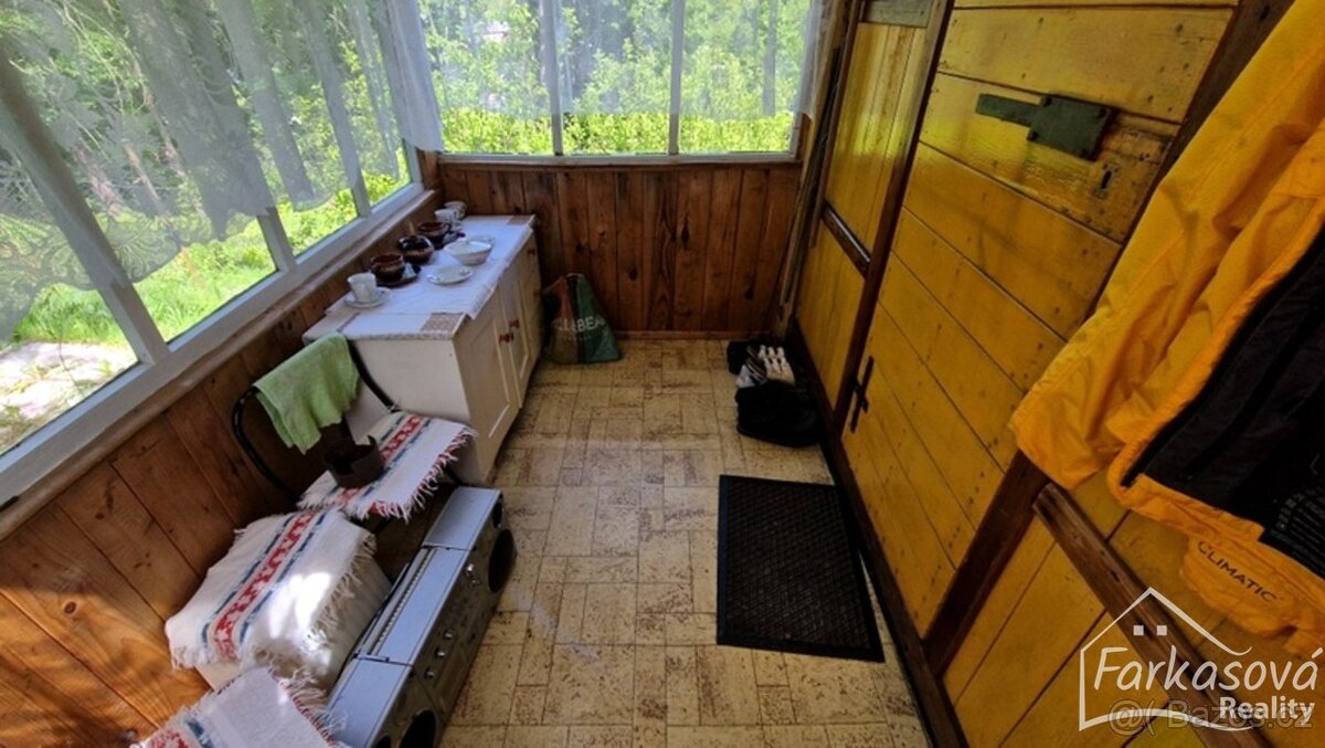 Chata s pozemkem v zahrádkářské kolonii v Albrechticích. - 2