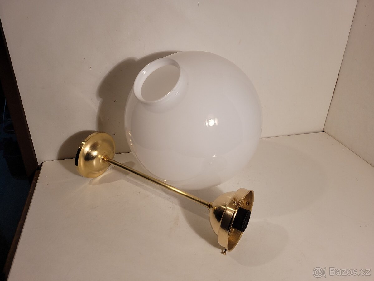 mosazný lustr, velká bílá opálová koule 30 cm - 2