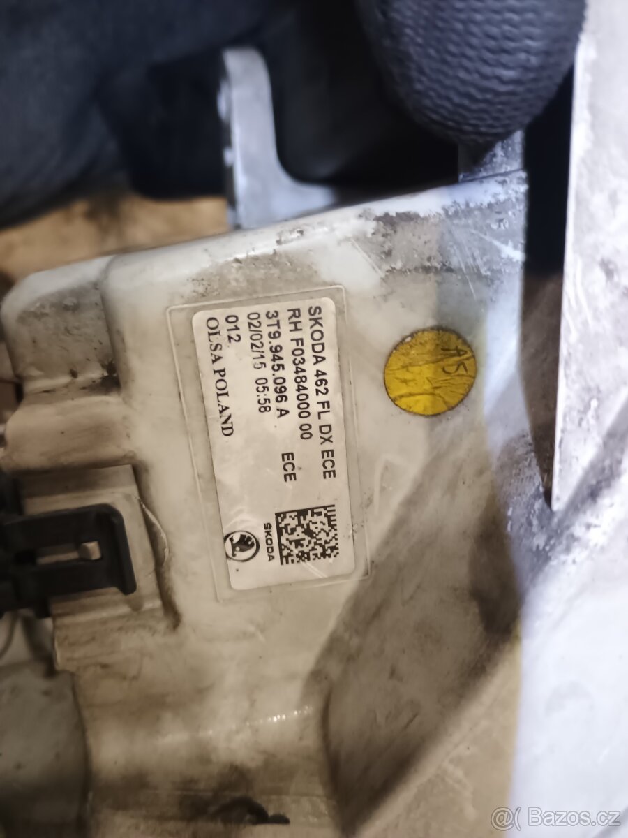 Prodám pravé zadní světlo na škoda Superb combi - 2