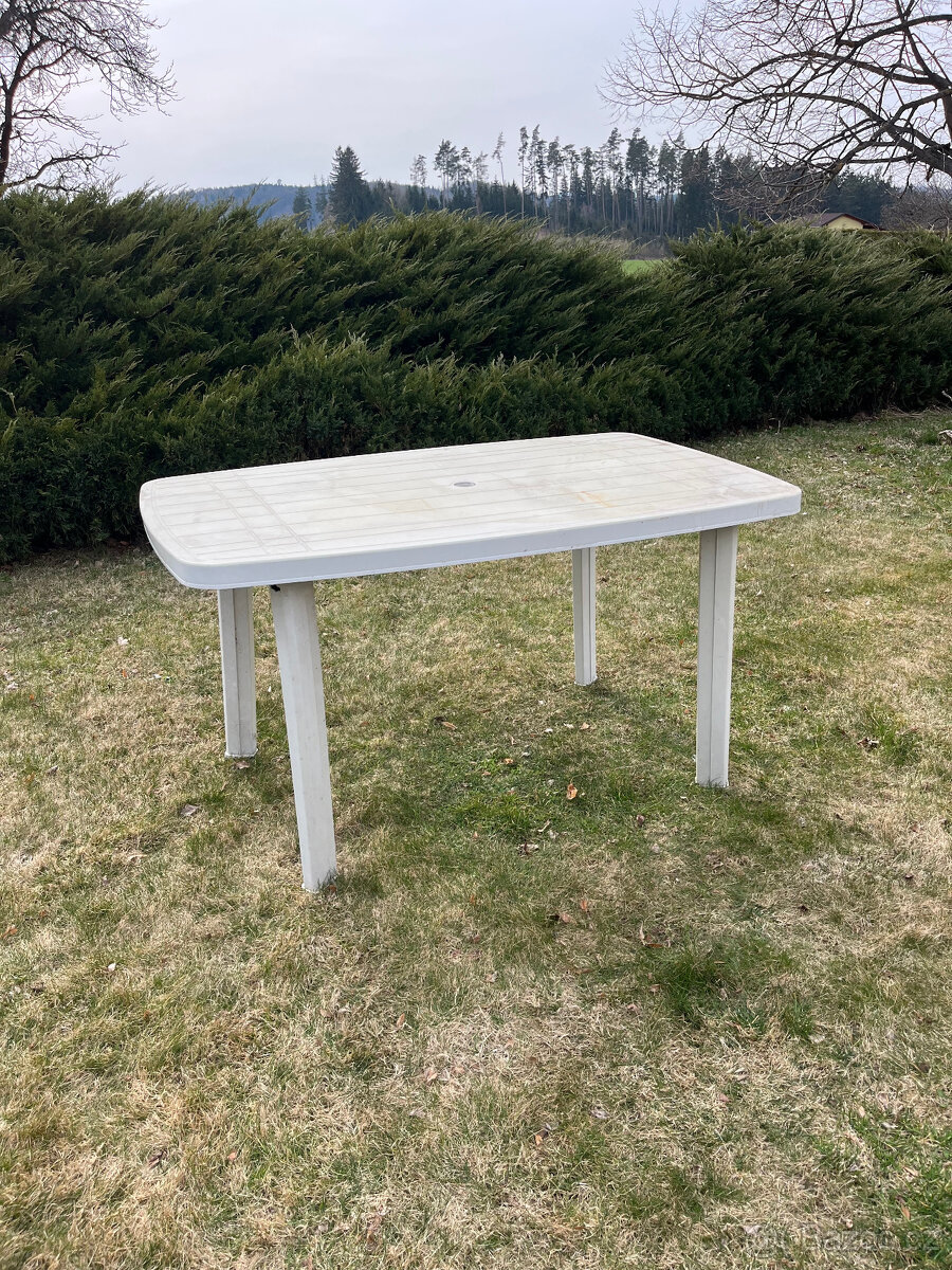 Velký plastový stůl - 2