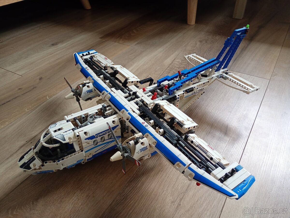Lego Technic Cargo letadlo - 2