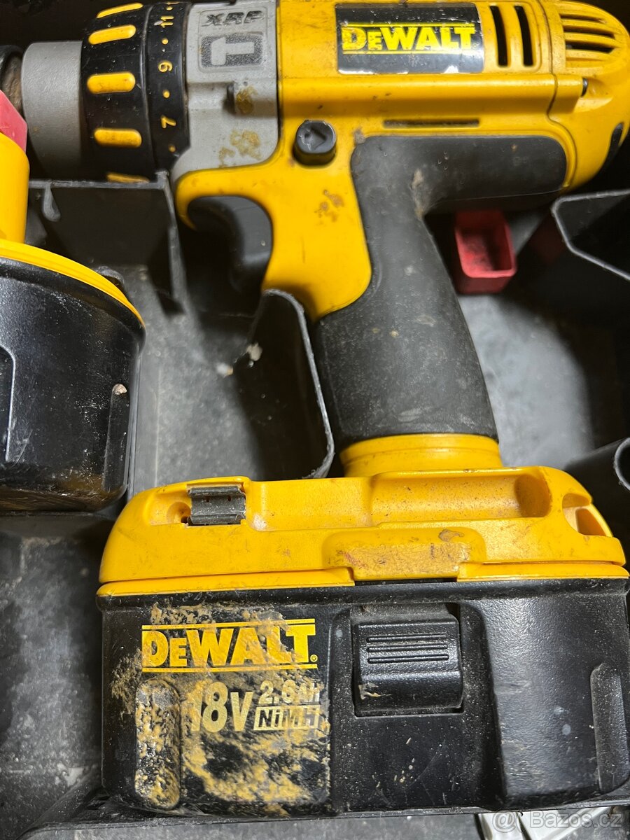 AKU vrtačka s příklepem DEWALT/ osobní předání . - 2