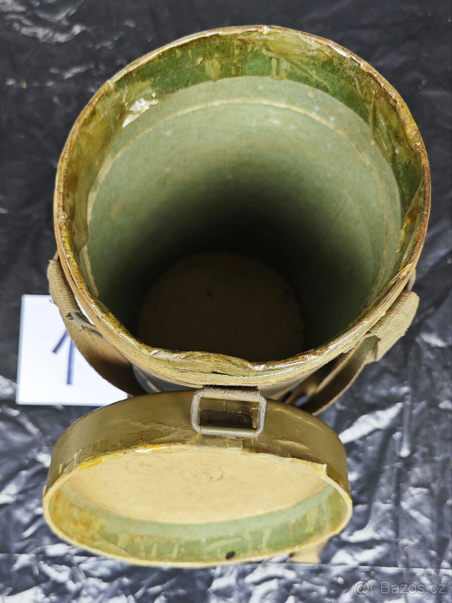 Staré obaly a plynové masky - 2