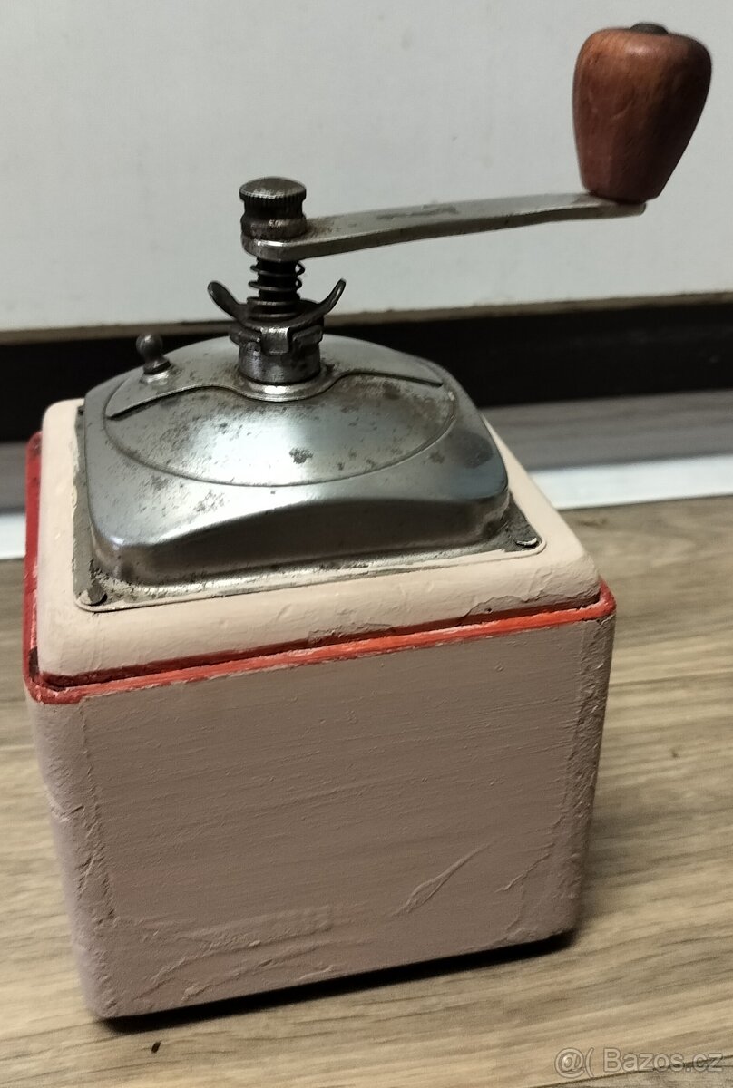 Dřevěný starý mlýnek na kávu - 2