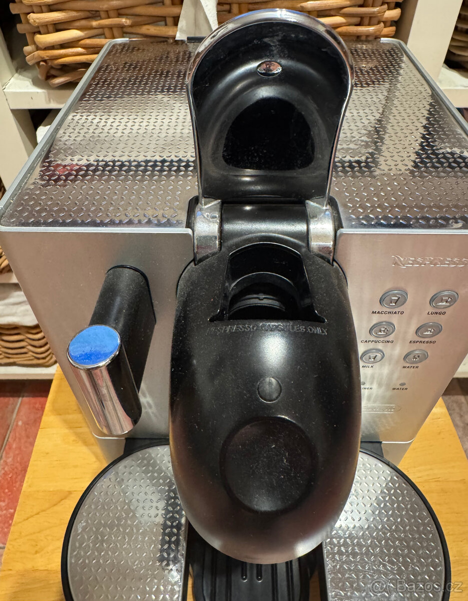 Kávovar Nespresso DeLonghi Lattissima EN720.M - 2