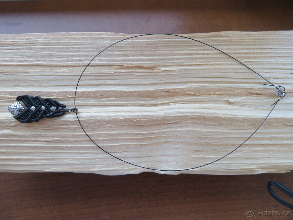 Šperk na krk, micro macramé, kov. - 2