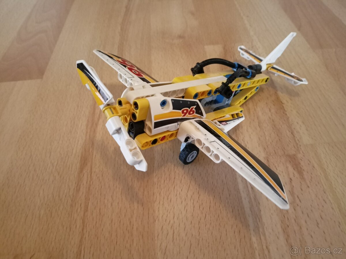LEGO Technic 42044 Výstavní akrobatická stíhačka - 2