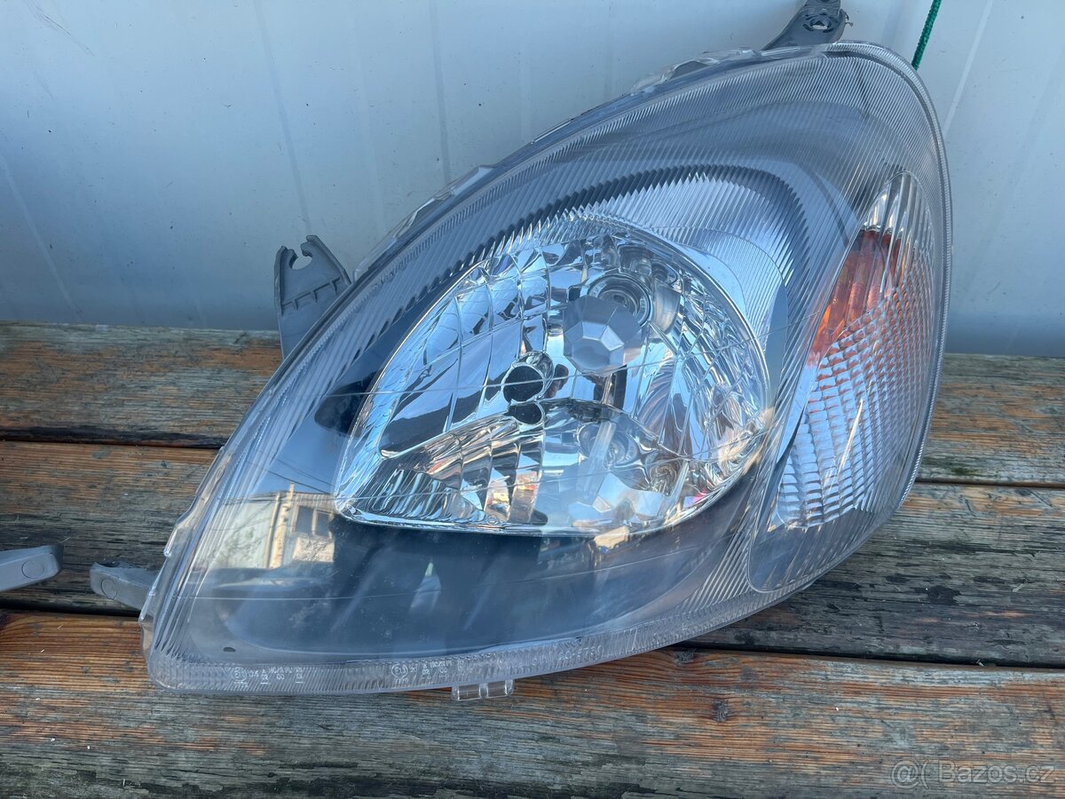 Přední světla toyota yaris - 2