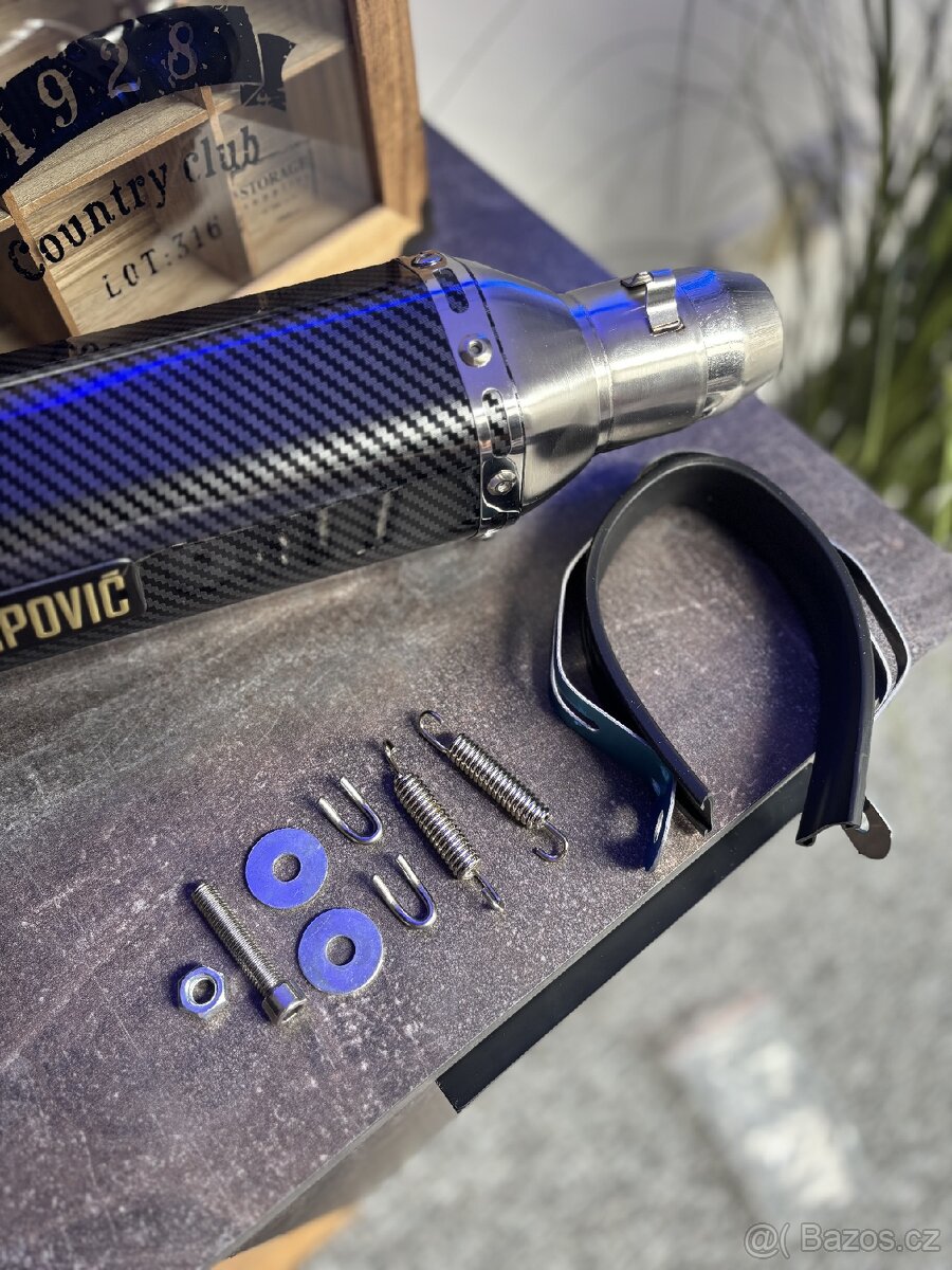 Akrapovič laděná koncovka výfuku na motorku karbon - 2